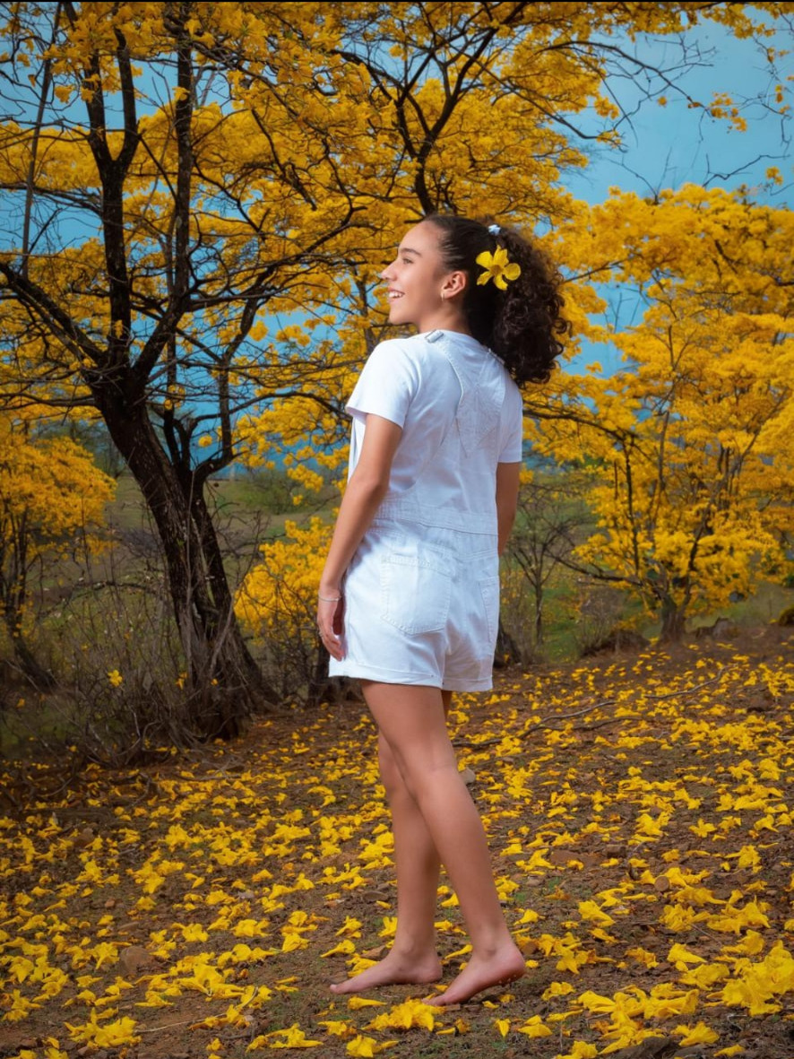 Victoria en un jardín de flores amarillas